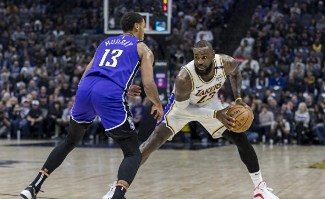 九游-詹姆斯连续七场比赛得分超过挺进下一轮，勇士挑战极限！的简单介绍